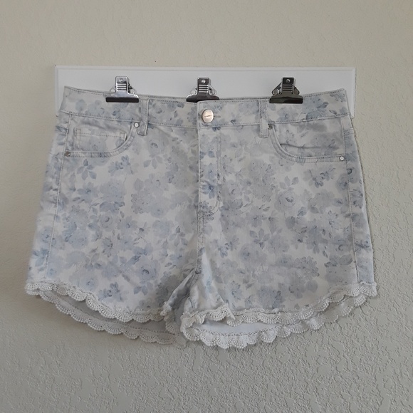Tinsel Pants - sz: 31 Tinsel Floral Print Shorts with Lace Bottom